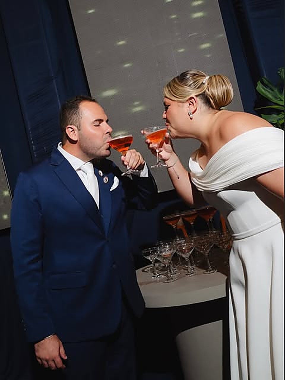 Casal de noivos brindando durante a recepção